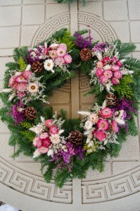 Wianek na grób ze świeżej jodły i różowych kocanek, 50 cm (nr 12)