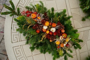 Stroik nagrobny z jodły w jesiennych kolorach pomarańcz i czerwień, 60 cm (nr 27)
