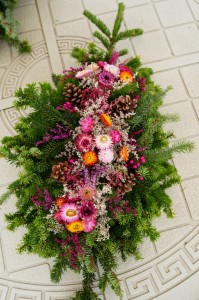 Stroik nagrobny z jodły różowe i pomarańczowe kocanki, 60 cm (nr 29)