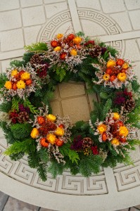 Wianek nagrobny z jodły żółte i pomarańczowe kocanki, 50 cm (nr 32)