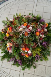 Okrągły stroik nagrobny z jodły pomarańczowe i różowe kocanki, 60 cm (nr 2)