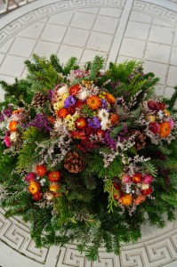 Okrągły stroik nagrobny z jodły jesienny pomarańcz i fioletowy wrzos, 60 cm (nr 6)