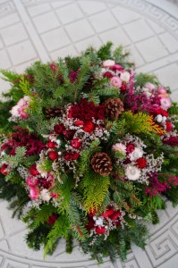 Okrągły stroik nagrobny z jodły czerwień, malina i biel, 60 cm (nr 46)